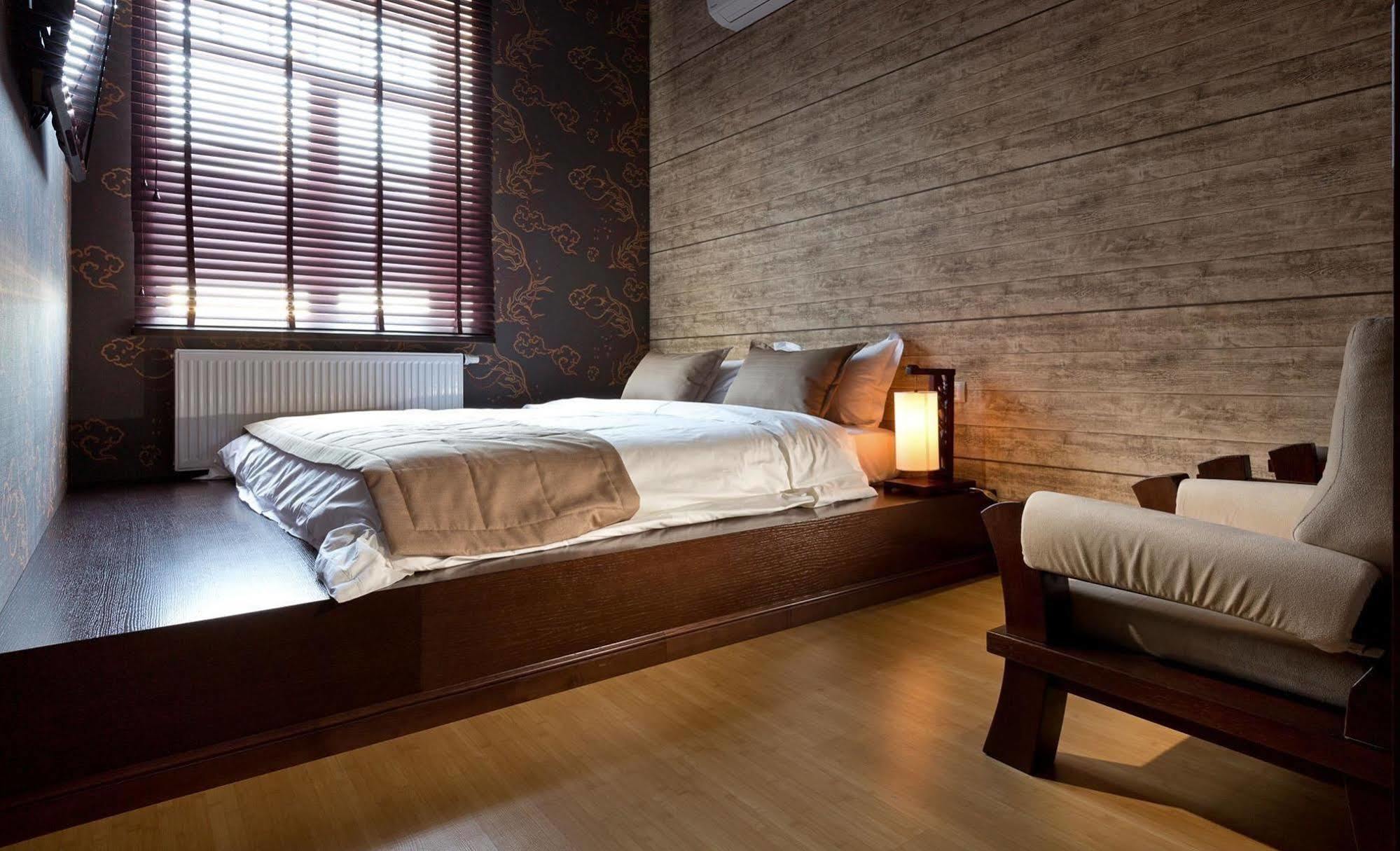 De Gaulle Boutique Hotel Charków Zewnętrze zdjęcie
